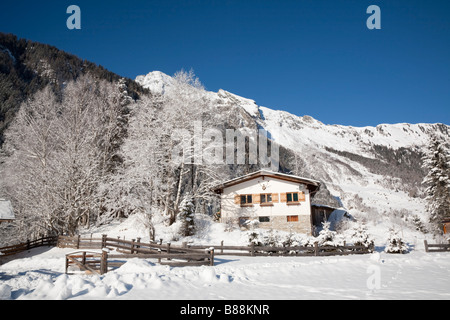 Rauriser Bucheben Sonnen Valley Austria neve invernale scena con chalet in villaggio alpino Foto Stock