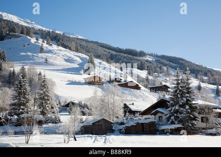Rauriser Bucheben Sonnen Valley Austria Europa gennaio neve invernale scena con chalets in villaggio alpino Foto Stock