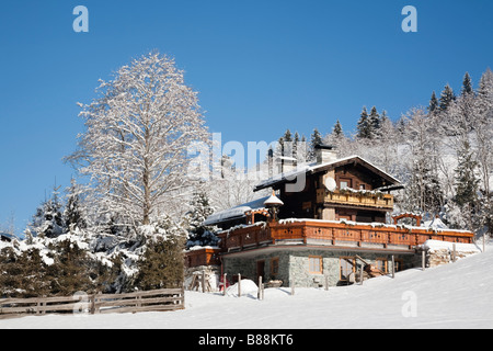 Neve invernale scena con chalet in legno nel paesaggio alpino. Rauriser Bucheben Sonnen Valley Austria Europa Foto Stock