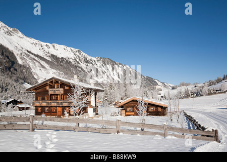 Rauriser Bucheben Sonnen Valley Austria neve invernale scena con chalet in legno villaggio alpino Foto Stock