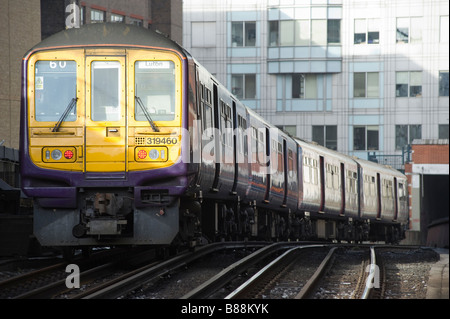 Il capitale di prima classe Connetti 319 treno Uscire Blackfriars stazione ferroviaria della città di Londra Inghilterra Foto Stock