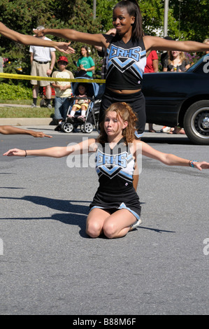 High School cheerleaders eseguire presso la parata del giorno del lavoro nella Greenbelt, Maryland Foto Stock
