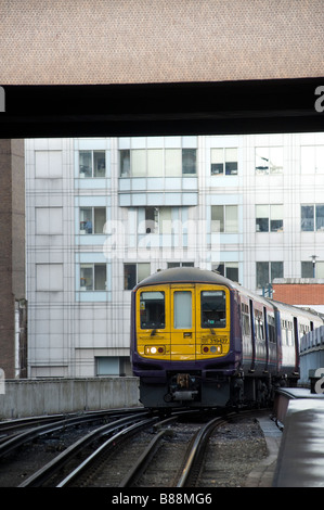 Il capitale di prima classe Connetti 319 treno Uscire Blackfriars stazione ferroviaria della città di Londra Inghilterra Foto Stock