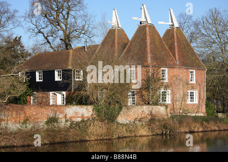 Oast house fiume riverside alberi bosco medway Valley a piedi il fiume medway yalding Kent REGNO UNITO Foto Stock