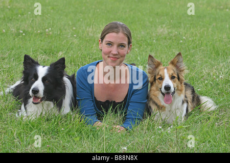 Giovane donna con due Border Collie cani Foto Stock