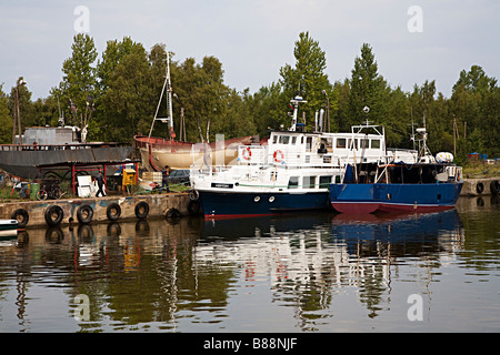 Barche nel porto di lavoro Leba Polonia Foto Stock