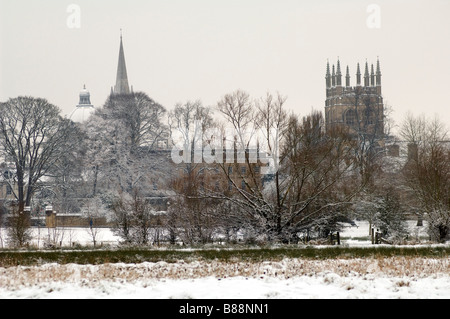 La vista attraverso il prato di Christchurch nella neve verso università chiesa e torre di Merton Foto Stock