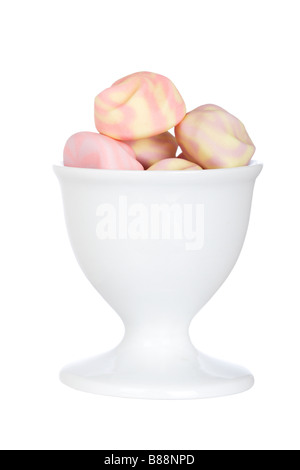 Marshmallows nel recipiente isolato su sfondo bianco Foto Stock