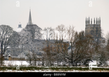 La vista attraverso il prato di Christchurch nella neve verso università chiesa e torre di Merton Foto Stock