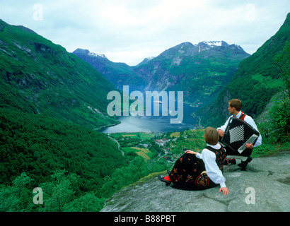 Coppia norvegese nel tradizionale abito locale a Flydalsjuvet al di sopra di Geiranger e il Geirangerfjord sulla costa della Norvegia Foto Stock