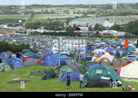 Glastonbury Festival ventole e i frequentatori del festival mettendo tende nella trafficata e frenetica tenda area camping di scena a Glastonbury Giugno 2008 Foto Stock