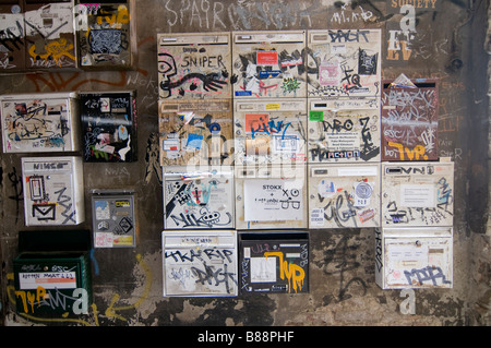 Postboxes pieno di graffiti nel famoso Hackescher Markt Berlin GermanyBerlin Foto Stock