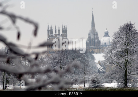 La vista attraverso il prato di Christchurch nella neve verso università chiesa e torre di Merton Foto Stock