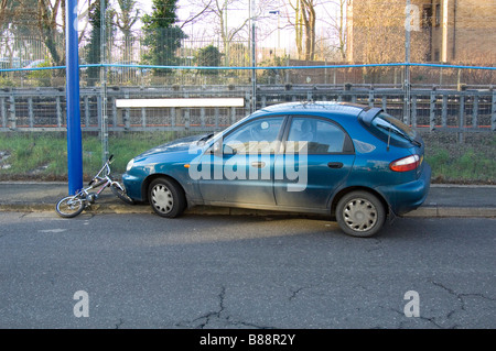 Un incidente di automobile che coinvolgono una bicicletta Foto Stock