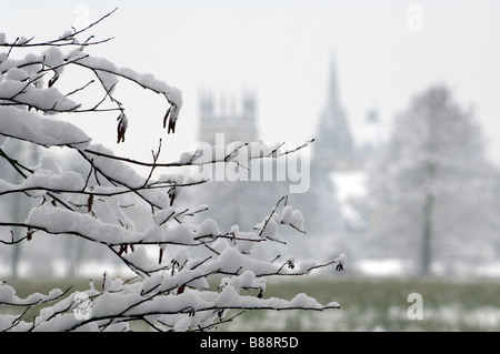 La vista attraverso il prato di Christchurch nella neve verso università chiesa e torre di Merton Foto Stock