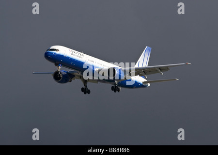 Un Boeing B757 della United Airlines su finali Foto Stock