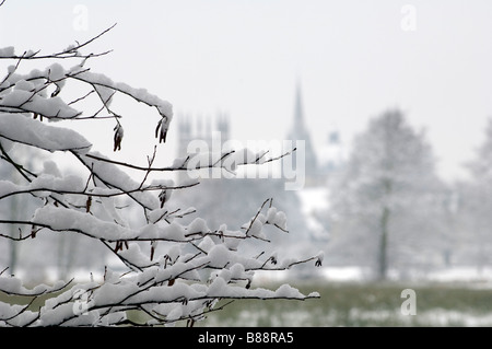 La vista attraverso il prato di Christchurch nella neve verso università chiesa e torre di Merton Foto Stock