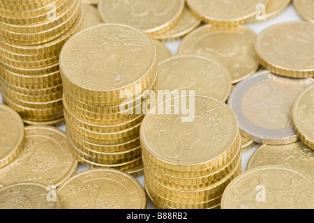 Macro di molte monete centesimi di Euro in su bianco backgroun Foto Stock