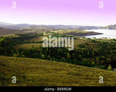 Guardando ad ovest dal punto di vista sulla A896 strada tra Shieldaig e Torridon, Highland, Scozia Foto Stock