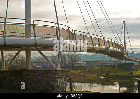 Nuovo ponte pedonale sul fiume Tywi nella città di Carmarthen Wales Foto Stock