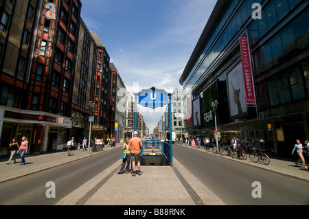 La stazione della metropolitana segno Friedrichstraße a Berlino Germania Foto Stock