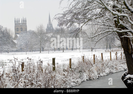 La vista attraverso il prato di Christchurch nella neve verso università chiesa e torre di Merton Foto Stock