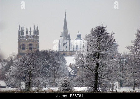 La vista attraverso il prato di Christchurch nella neve verso università chiesa e torre di Merton Foto Stock