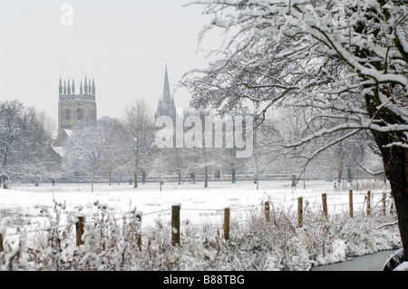 La vista attraverso il prato di Christchurch nella neve verso università chiesa e torre di Merton Foto Stock