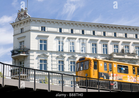 Berlino U Bahn su rotaie Berlino Germania Foto Stock