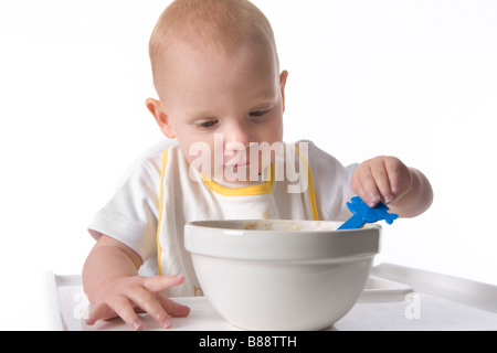 Il Toddler girl mangiare da se stessa Foto Stock