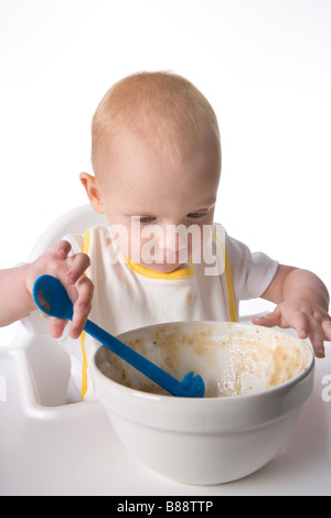 Il Toddler girl mangiare da se stessa Foto Stock