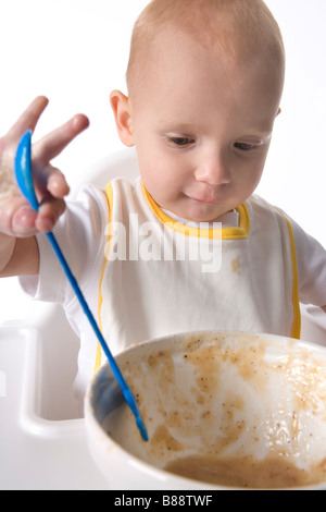 Il Toddler girl mangiare da se stessa Foto Stock