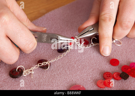 La donna la gioielleria come una casa craft Foto Stock