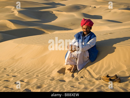 Indian uomo nel deserto Khuri Rajasthan in India Foto Stock