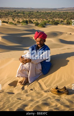 Indian uomo nel deserto Khuri Rajasthan in India Foto Stock
