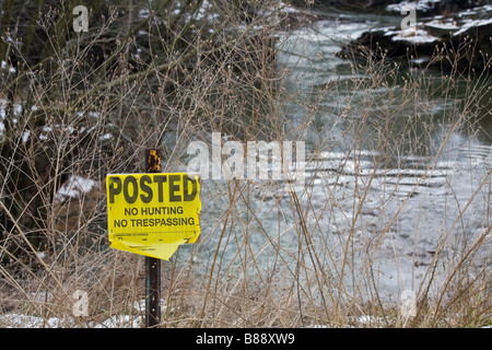 Posted segno segna un terreno privato dove la caccia, pesca e sconfinamenti in generale non è consentito Foto Stock