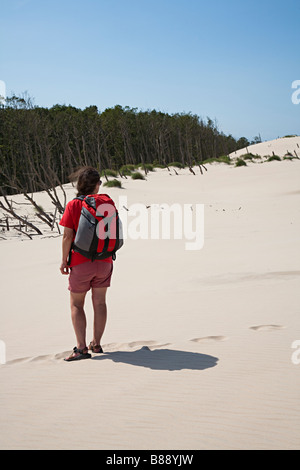 Donna escursionismo in Lacka Gora dune a bordo della foresta di essere sepolta dalle sabbie mobili Parco Nazionale di Slowinski Leba Polonia Foto Stock