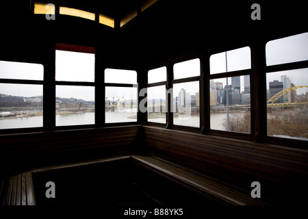 Vista di Pittsburgh dall'interno Duquesne Incline funivia Foto Stock