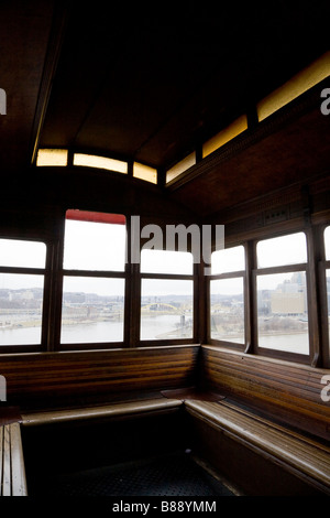 Vista di Pittsburgh dall'interno Duquesne Incline funivia Foto Stock