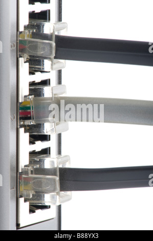 Oggetto sul collegamento bianco sullo switch Ethernet Foto Stock