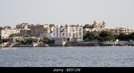 Udaipur City Palace e il lago Pichola, India Foto Stock