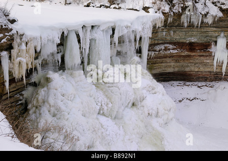 Sfere inferiore cade Ontario su venti Mile Creek che mostra grande accumulo di ghiaccio in inverno Foto Stock