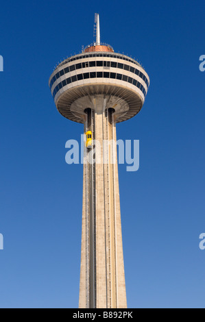 Corsa fino alla sommità della Torre Skylon alle Cascate del Niagara in Canada contro un cielo blu Foto Stock