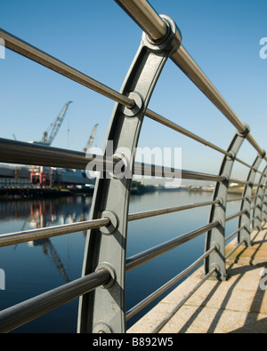 Ringhiere dal fiume Clyde a Glasgow Harbour. Foto Stock