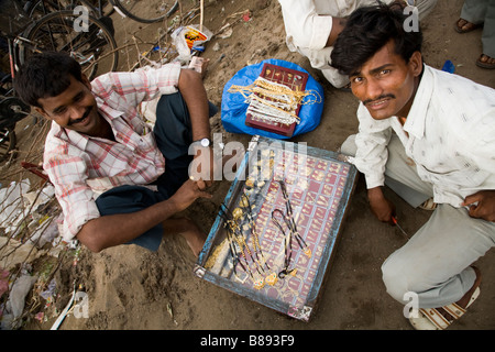 Due gioielli indiani venditori ambulanti con i loro stock di gioielli. Mercato Hazira, Surat, Gujarat. India. Foto Stock