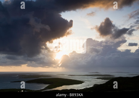 Tramonto spettacolare al di sopra della Contea di Galway le coste e le isole dell'Irlanda occidentale vicino alla città di Clifden, Foto Stock