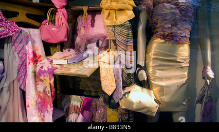 I prodotti di seta sul display in vetrina di Piazza Cavour a Como Italia Foto Stock