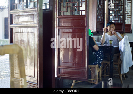 Bere il tè verde nel "Onda Blu" Pavillon di Suzhou, Cina Foto Stock