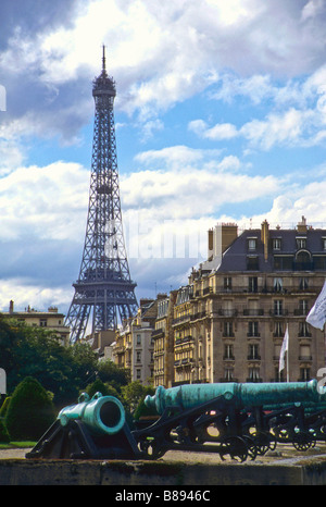 Torre Eiffel in distanza al di là dei cannoni a Les Invalides, Parigi Francia storia museo memorial omaggio onore struttura in acciaio Foto Stock