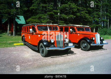 Jammer rosso tour auto nel Parco Nazionale di Glacier, Montana, USA Foto Stock